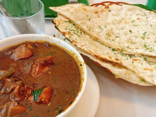 Chicken Varutha Curry & Garlic Naan